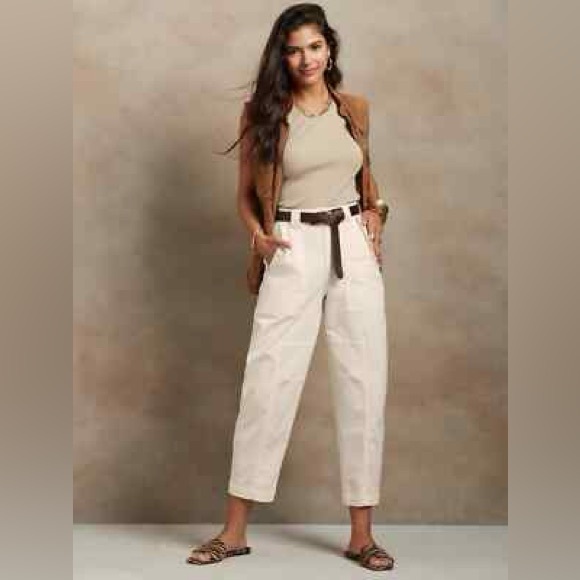 Banana Republic 🤎 Cropped Pants 🤎High Rise in white 🤎 - Picture 1 of 9